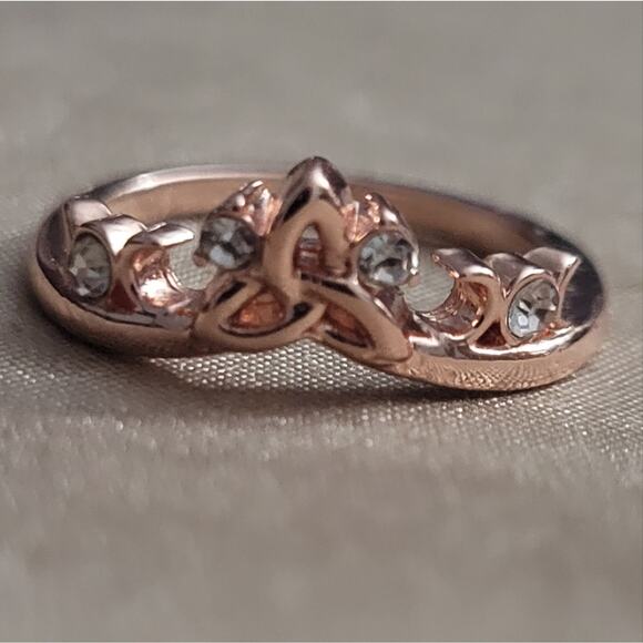 Celtic knot & crescent moon ring, size 6, rose gold color - Picture 2 of 4